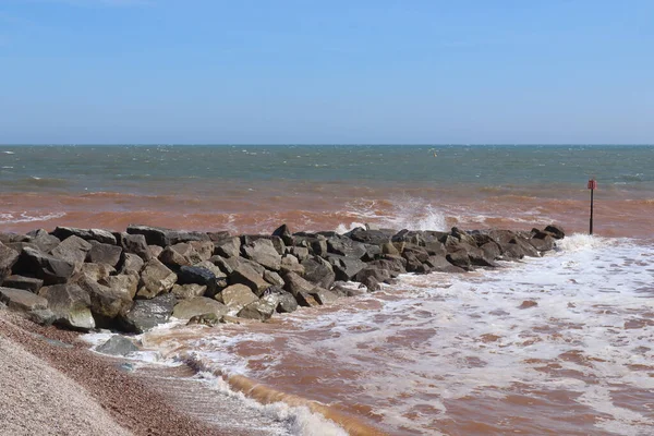Ondas Acidente Mar Cor Marrom Sobre Quebra Mar Pedra Sidmouth — Fotografia de Stock