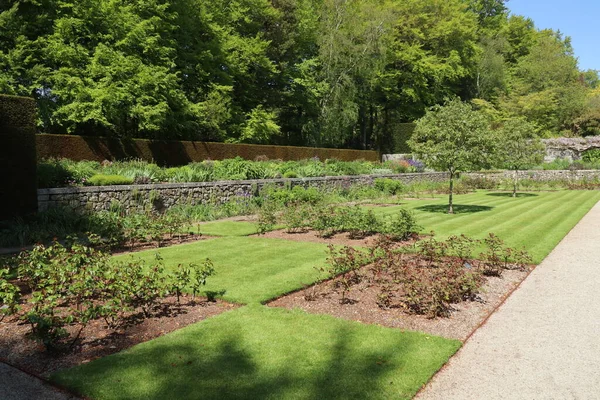 Gravel Path Runs Alongside Lawn Flowerbed Patchwork Formal Gardens English — 图库照片