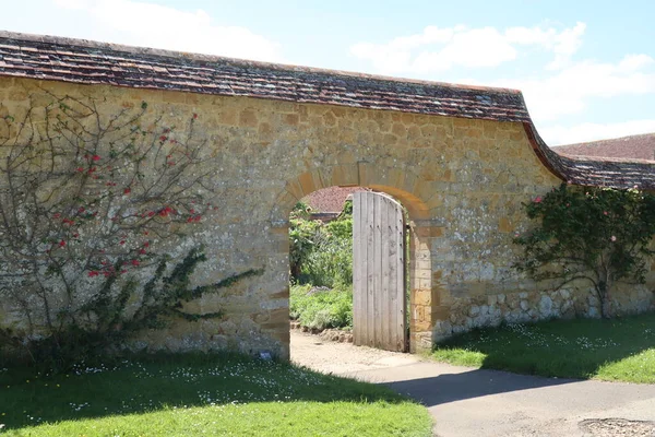 Арочные Ворота Старой Деревянной Дверью Ведут Сад Кухне Старом Английском — стоковое фото
