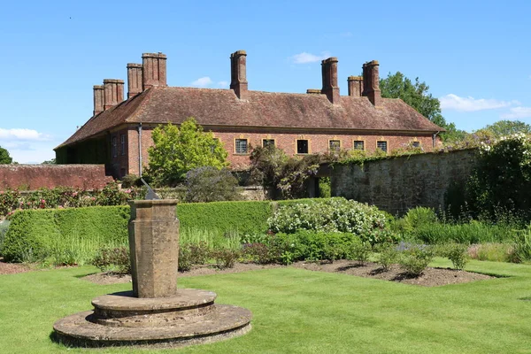 Chimneys Old English Country House Part Moat Foreground Beautiful Summer — Stock fotografie