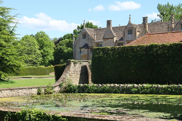 Chimneys Old English Country House Sundial Foreground Beautiful Summer Day — ストック写真
