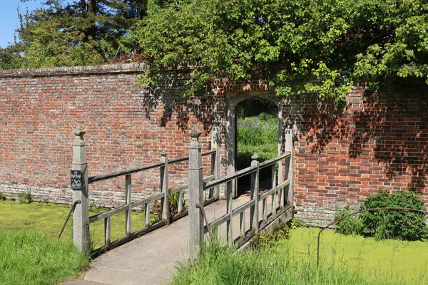 Interesting Wooden Bridge Leads Stable Area Grounds Old English Country — Stock fotografie