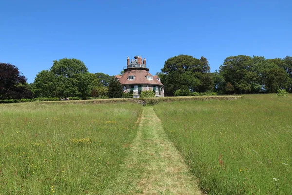 Cut Path Grass Meadow Leads Unusual Historic Sixteen Sided House — 图库照片