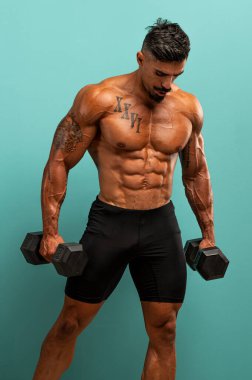 Güçlü Kas Adamları Ağırlıkla Egzersiz Yapar