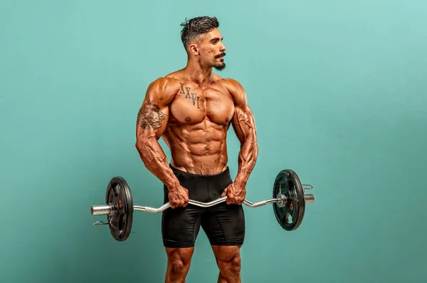 근육질의 남자들은 무게를 가지고 운동한다 — 스톡 사진