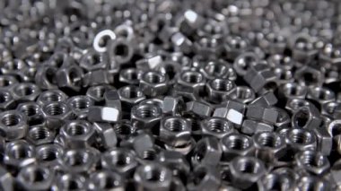 Paslanmaz çelik DIN 934 fındık siyah arka planda vida