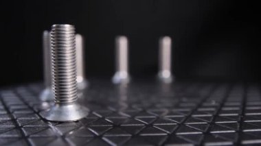 Paslanmaz çelik DIN 7991 Allen siyah arka planda vida