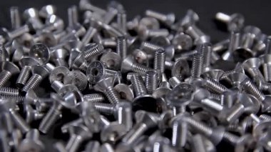 Paslanmaz çelik DIN 7991 Allen siyah arka planda vida