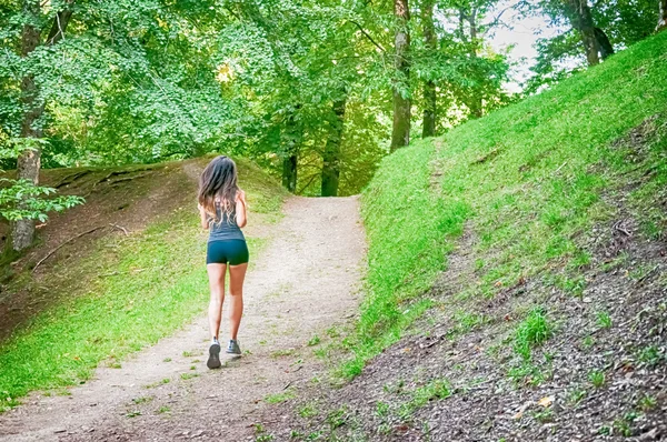 Kobieta sportowiec i biegacz działa na Park: trening jog dobrze jest — Zdjęcie stockowe