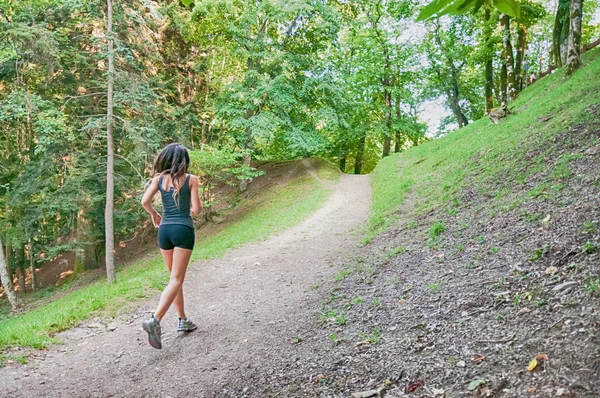 Atleta y corredora corriendo en el parque: correr el ejercicio de bienestar. Camaldoli, Casentino, Toscana, Italia . — Foto de Stock