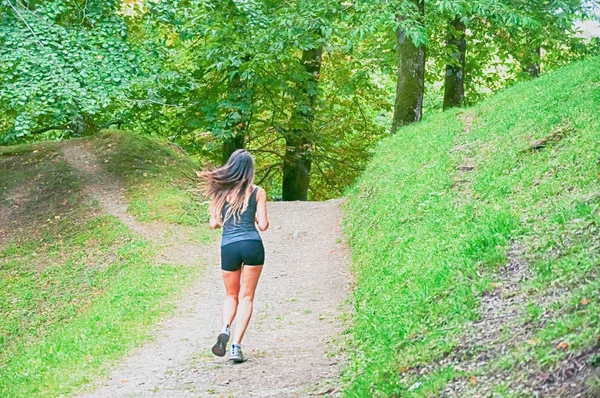 Atleta donna e corridore che corre sul parco: benessere allenamento jogging. Camaldoli, Casentino, Toscana, Italia . — Foto Stock