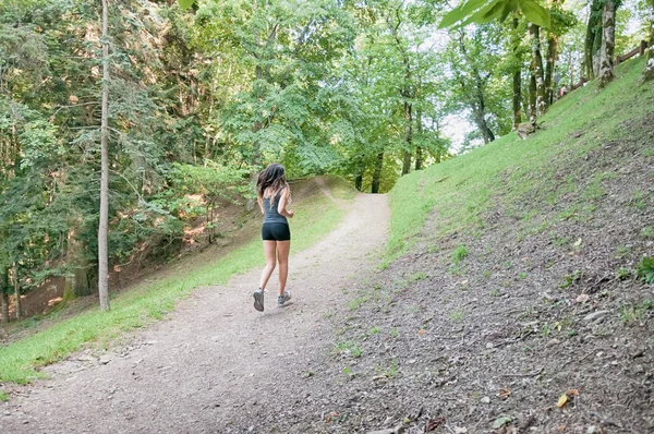 Kobieta sportowiec i biegacz działa na Park: trening jog dobrze jest — Zdjęcie stockowe