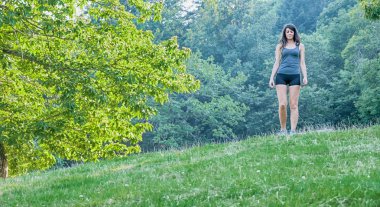 kadın atlet Park üzerinde çalışan