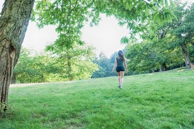 kadın atlet Park üzerinde çalışan