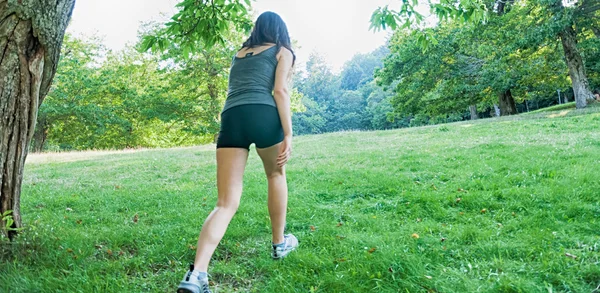 Atleta donna che corre sul parco — Foto Stock