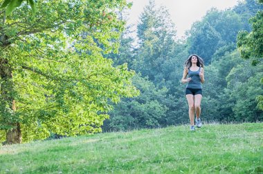 kadın atlet Park üzerinde çalışan