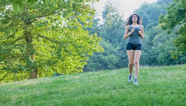 kadın atlet Park üzerinde çalışan