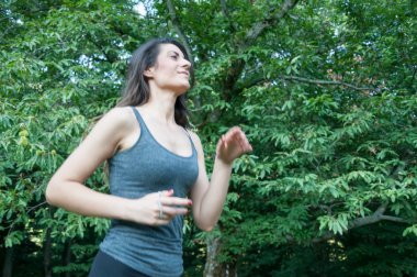 bella ragazza in esecuzione sul parco