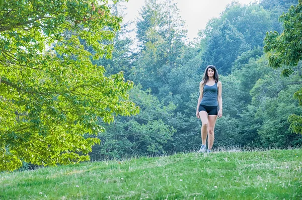 Atleta corriendo en el parque — Foto de Stock