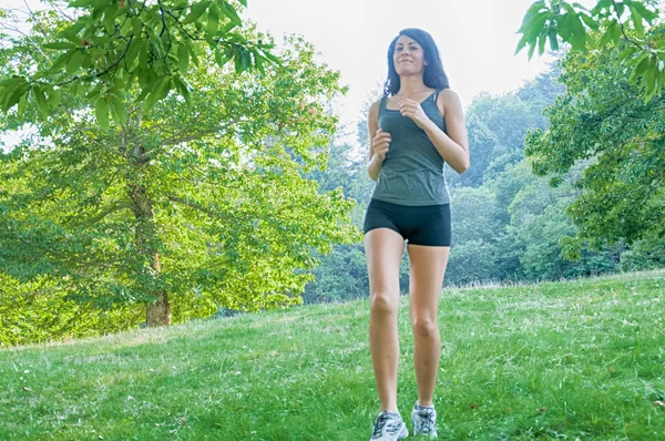 Atleta donna che corre sul parco — Foto Stock