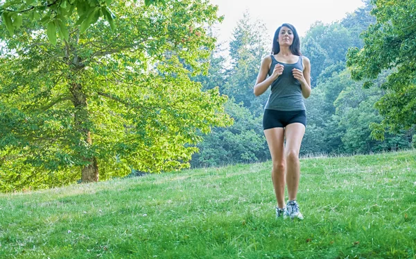 Θηλυκά αθλητής τρέχει στο πάρκο — Φωτογραφία Αρχείου