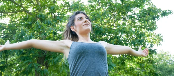 Bella ragazza felice sul parco camaldoli — Foto Stock