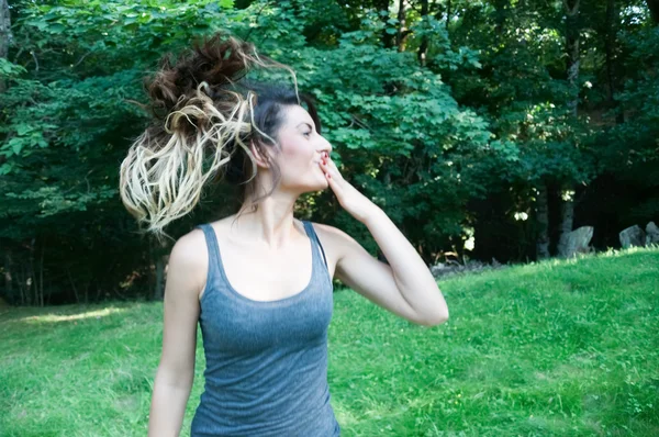 Felice bella ragazza bacio e correre sul parco — Foto Stock