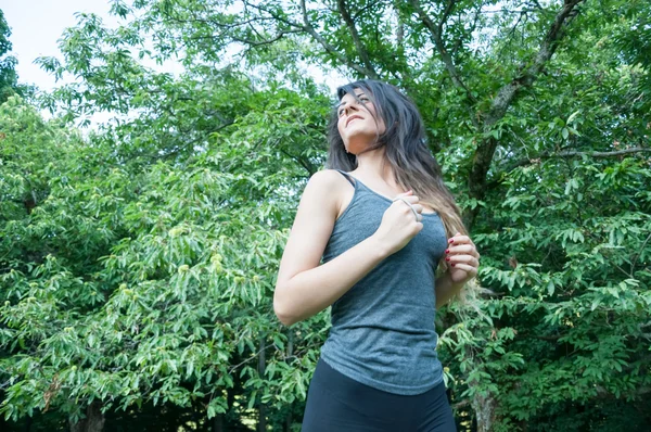 Menina bonita correndo no parque — Fotografia de Stock