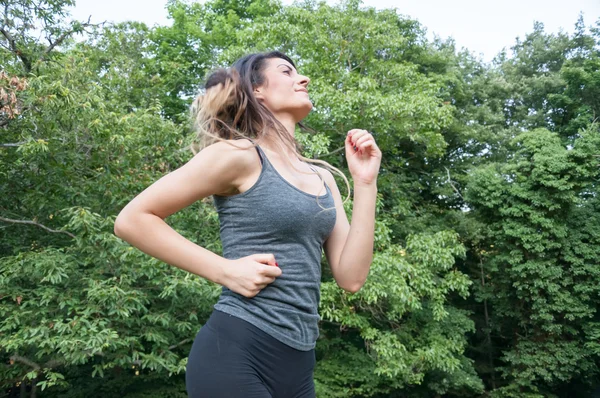 Hermosa chica corriendo en el parque — Foto de Stock