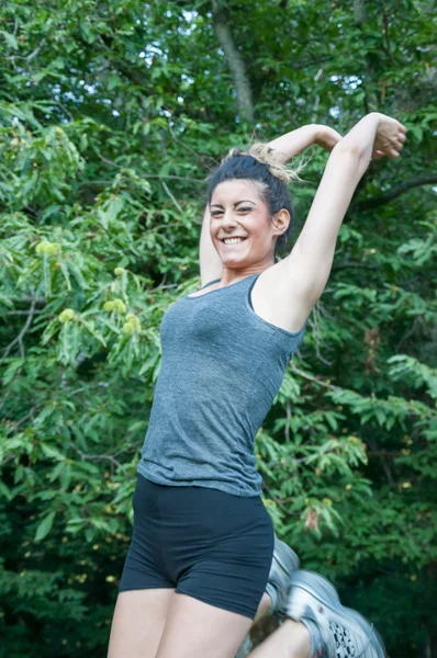 Felice bella ragazza salto sul parco — Foto Stock