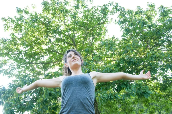 Bella ragazza felice sul parco camaldoli — Foto Stock