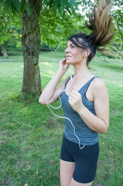 Chica corriendo en el parque Camaldoli — Foto de Stock