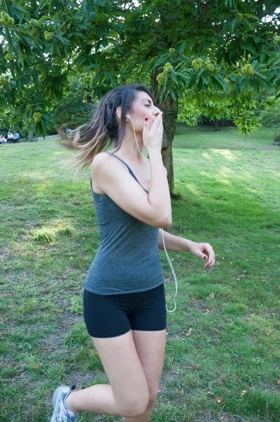 Ragazza in esecuzione sul parco Camaldoli — Foto Stock