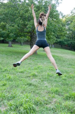 güzel sporcu kız camaldoli park üzerinde atlama