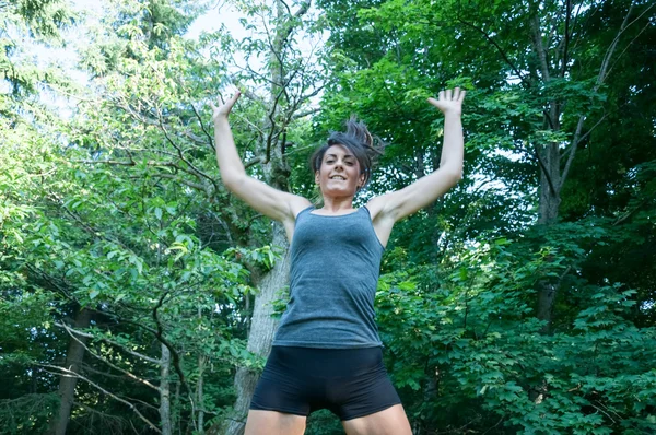 Hermosa atleta chica salto en Camaldoli parque —  Fotos de Stock