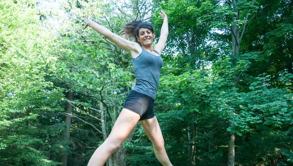Güzel sporcu kız camaldoli park üzerinde atlama — Stok fotoğraf