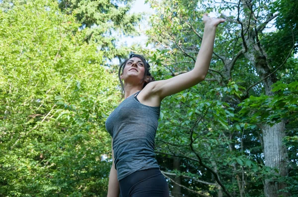 Menina bonita feliz dizer olá no parque camaldoli — Fotografia de Stock