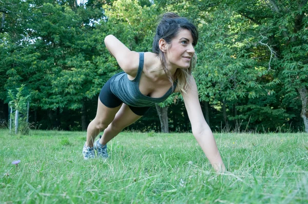 Atleta feminina treinando no parque camaldoli — Fotografia de Stock