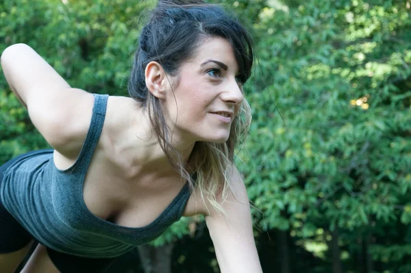 Entrenamiento de atleta femenina en el parque de camaldoli — Foto de Stock