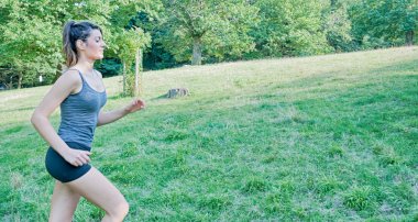 kadın atlet Park üzerinde çalışan