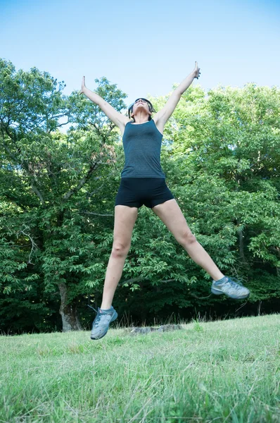 Hermosa atleta chica salto en Camaldoli parque — Foto de Stock