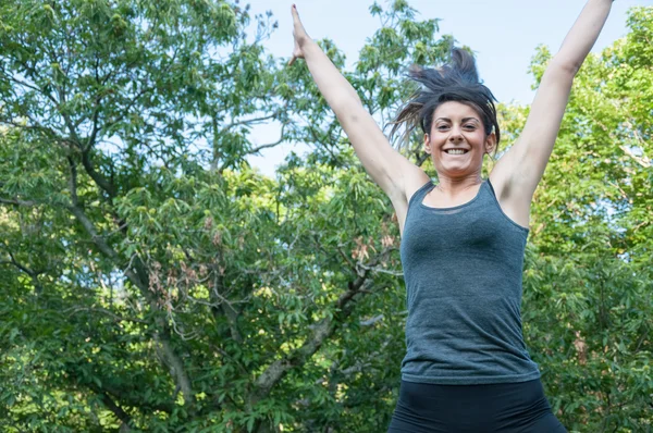 Hermosa atleta chica salto en Camaldoli parque —  Fotos de Stock