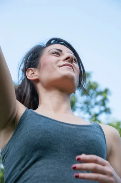 Bellissimo atleta sul parco — Foto Stock