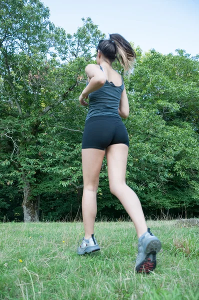Atleta feminina correndo no parque camaldoli — Fotografia de Stock