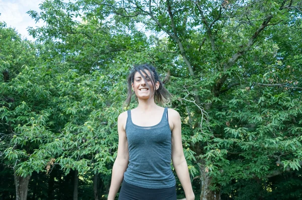 Bellissimo atleta sul parco — Foto Stock