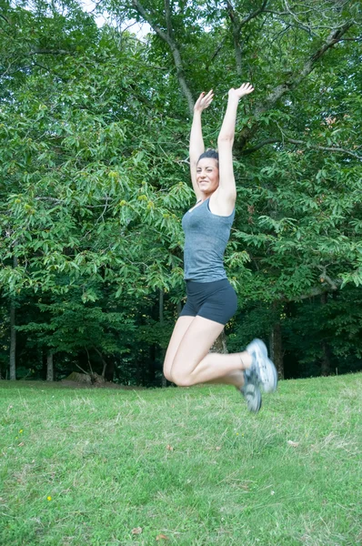 Güzel sporcu kız camaldoli park üzerinde atlama — Stok fotoğraf