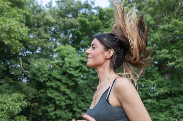 Female athlete running on park — Stock Photo, Image