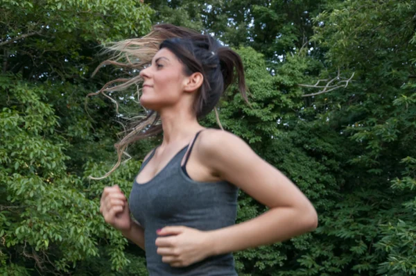 Atleta donna che corre sul parco — Foto Stock