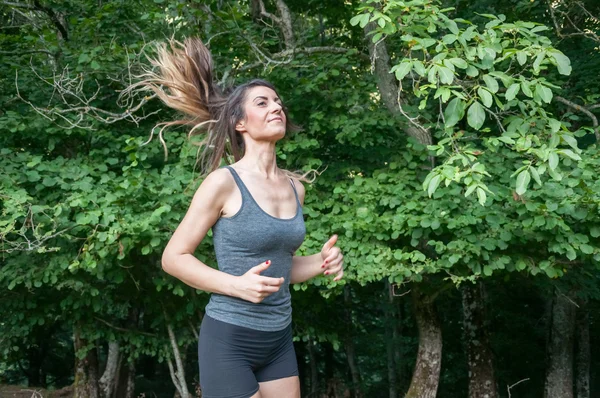 Atleta feminina correndo no parque — Fotografia de Stock