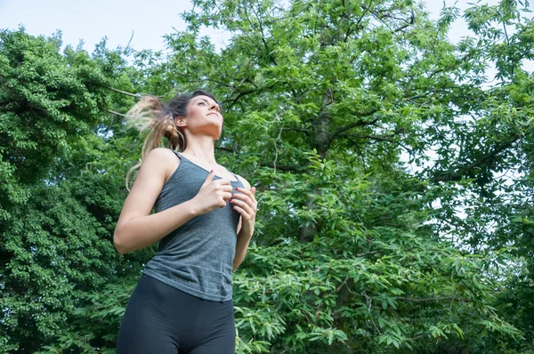 Atleta donna che corre sul parco — Foto Stock